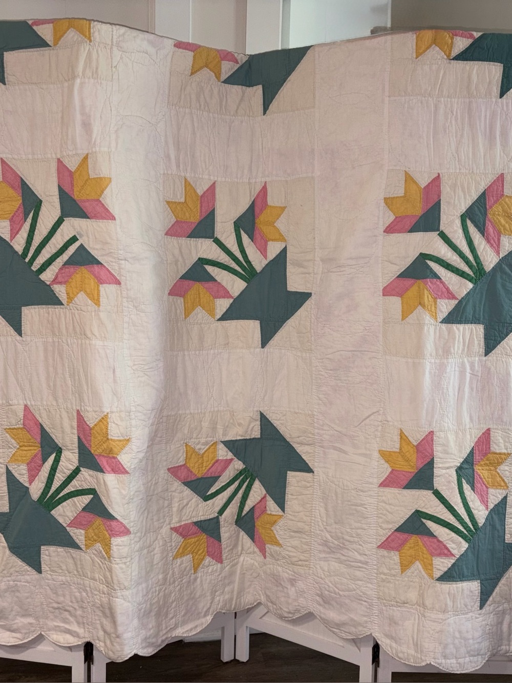 Antique Handmade Quilt - Tulip Bunch Scallop Edge